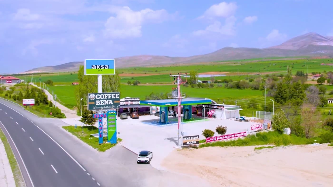 Aksa Şarj, Türkiye'de ilk kez bir akaryakıt istasyonunu tamamen elektrikli araç şarj istasyonuna dönüştürdü