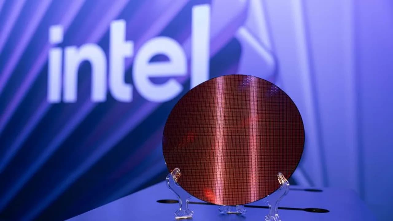 Intel'in EMIB-T Teknolojisi TSMC'nin Yapay Zeka Çip Liderliğini Sarsabilir mi?