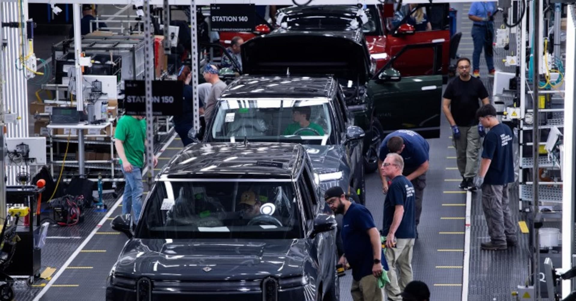 US Factory Output Surges in April Led by Vehicles and AI Demand, War Risks Loom