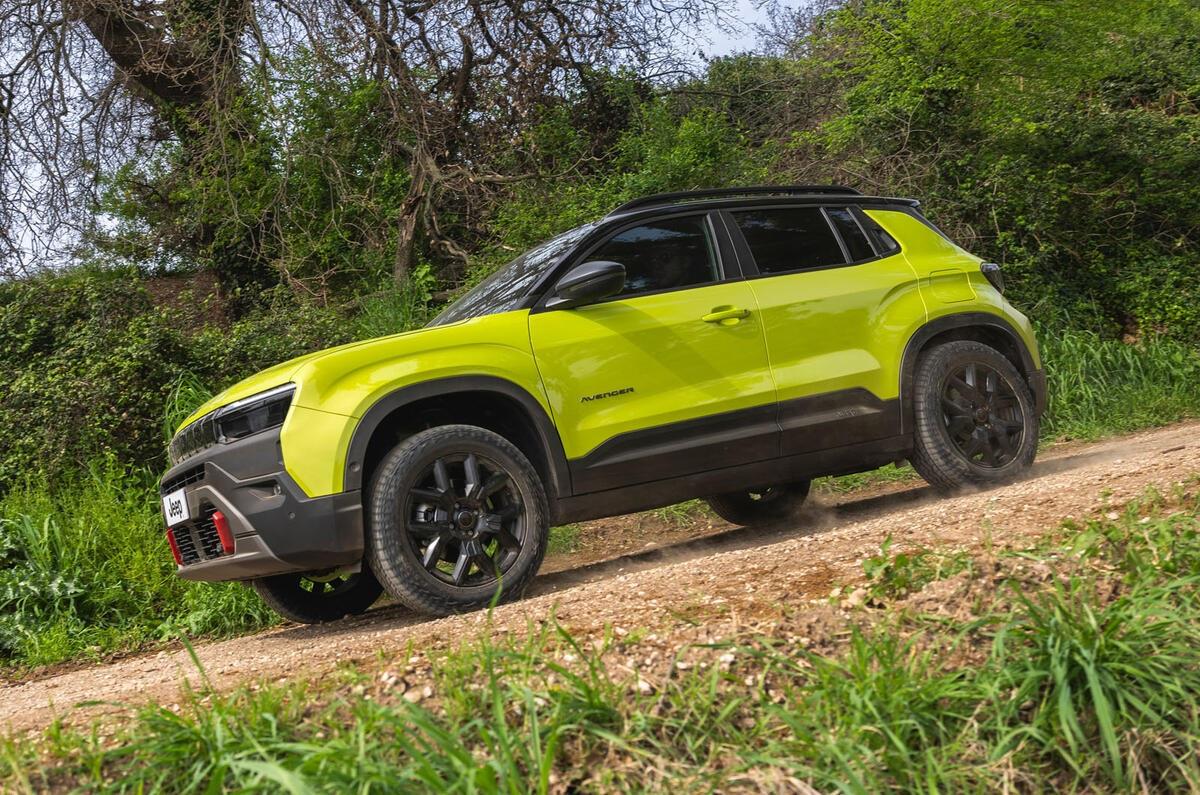 Jeep Avenger makyajlandı: LED panjur ve yenilenen iç mekan