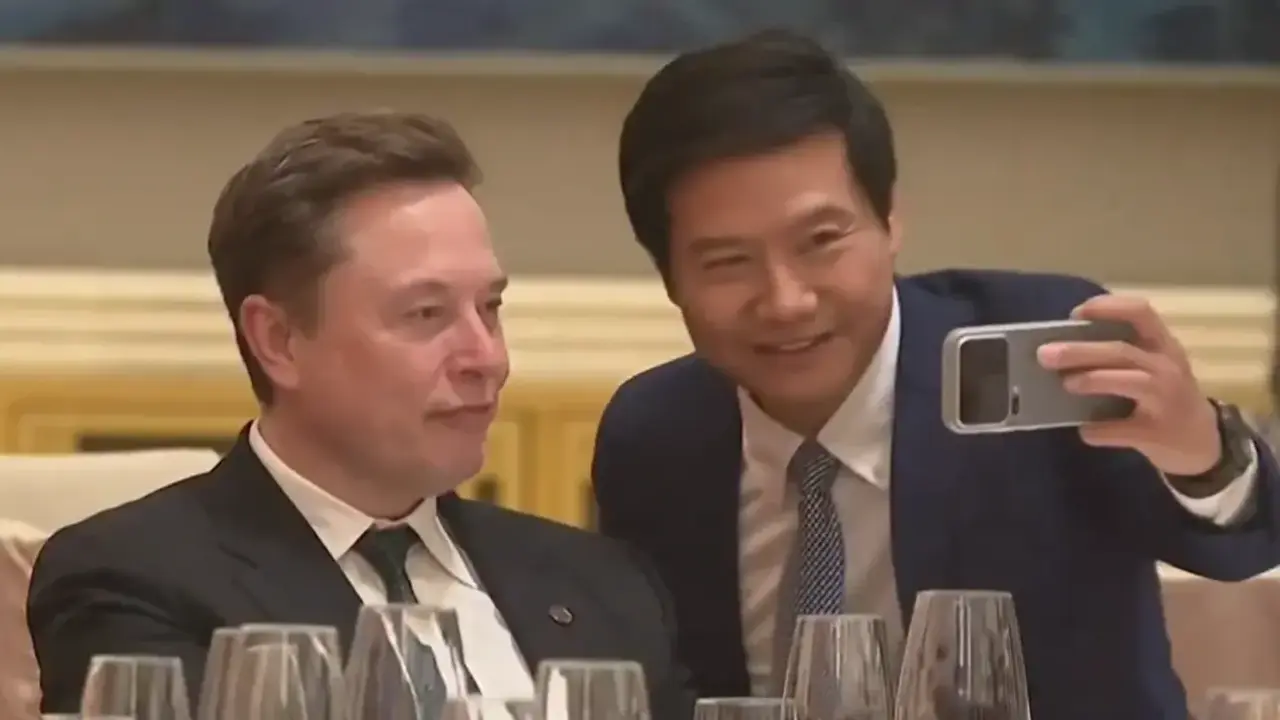 Xiaomi CEO'su Lei Jun, Elon Musk ile Selfie Çekmek İçin Koştu